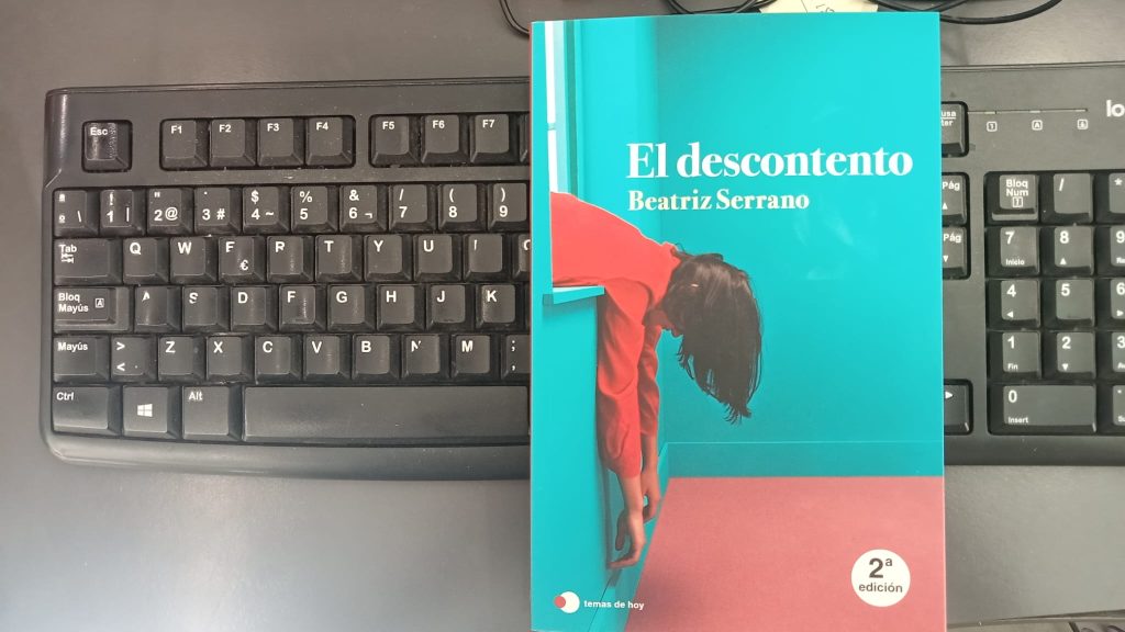 Nuestro compañero Emilio reseña 'El descontento', primera novela escrita por Beatriz Serrano. Publicada por Temas de Hoy.