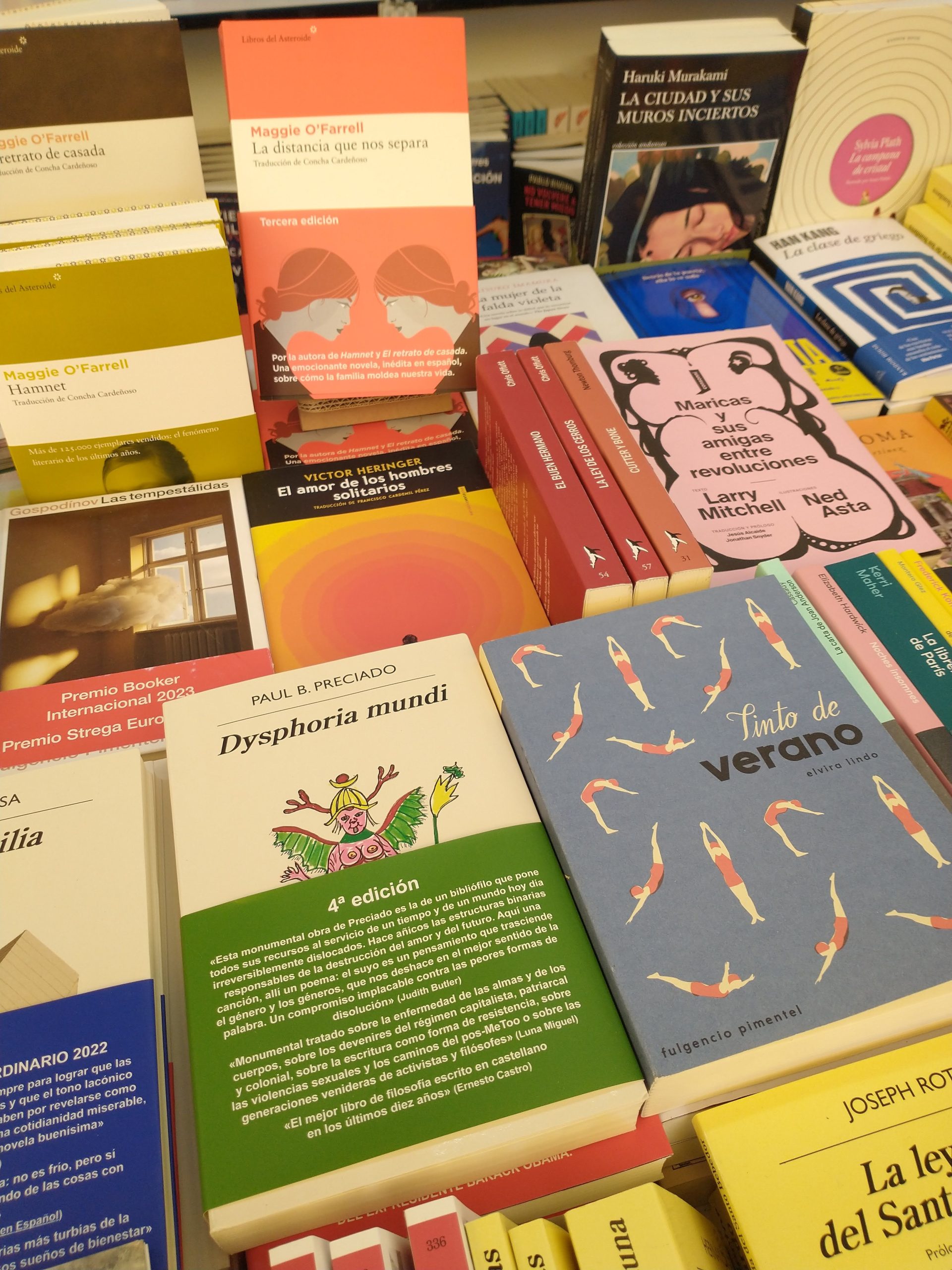 Muestra de los libros a la venta en las casetas de Librería Luces en la Feria del Libro de Málaga.